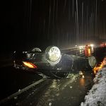 Auto landet auf Dach