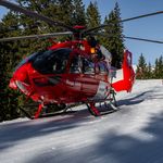 Skifahrer springt über Mauer und streift dabei Frau