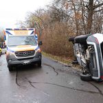 Auto kippt und landet nach Kollision neben der Strasse