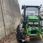 Traktorfahrer prallt in Stützmauer – Anhänger dreht sich