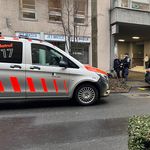 Mann checkt parkierte Autos – und wird dabei beobachtet