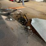 Autofahrerin knallt in Tafel und reisst Loch in Beton