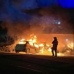 Brand in Autounterstand – eine Person leicht verletzt