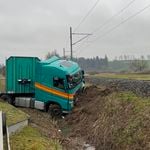 Lastwagen landet fast auf Bahngleisen