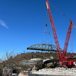 Spektakuläre Bilder: Die Reussbrücke schwebt in der Luft