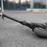 Besoffener E-Scooter-Fahrer brettert in Stahlträger