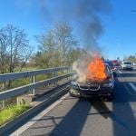 Zug: Auto und Grill in Flammen