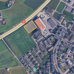 Auf dieser grünen Wiese ist eine Bushalle geplant