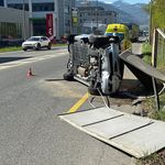 Betrunkene Luzerner fahren in Werbetafel, Stein und Baum