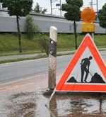 Autofahrer überfährt um ein Haar Bauarbeiter in Gisikon