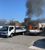 Lieferwagen brennt auf einem Parkplatz in Cham aus