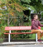 Die Gemeinde Emmen stellt rote «Plauderbänkli» auf