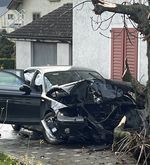 Aesch: Autofahrerin knallt in Hauswand und Baum