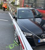 Zug erfasst auf Bahnübergang Auto