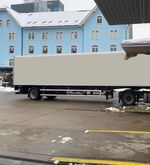 Lastwagen will durch Busbahnhof und kracht in Vordach