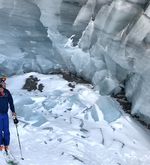 Luzerner Freerider brettern auf Skis durch Bauch des Gletscherriesen