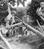 Bald muss er weichen: Spielplatzeröffnung im Dammgärtli 1977