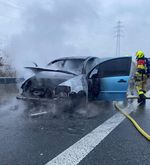 Ein Fahrzeug brennt auf der A14