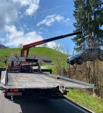 In Menzingen stürzt ein Auto die Böschung hinunter
