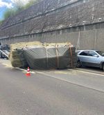 Unfall: Anhänger voller Heuballen ist umgekippt