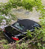 Neuheim: Autofahrer verliert Kontrolle und landet in Sihl