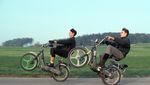 Sollen Schülerinnen bereits mit 12 Jahren Töffli fahren?