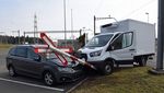 Lieferwagen rasiert in Rothenburg ein Blinklicht ab