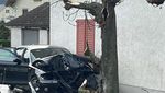 Aesch: Autofahrerin knallt in Hauswand und Baum