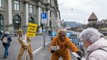 Greenpeace-Aktivisten besuchen Hauptpost in Luzern