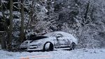 Oberägeri: Auto kommt von schneebedeckter Strasse ab