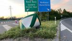 Töfffahrer kracht auf Autobahn in Risch in Verkehrsteiler