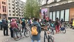 Polizisten auf E-Bikes eskortieren Velodemo