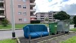 Rätsel in Kriens: Wem gehört dieses blaue Sofa?