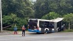 Bus überquert vier Spuren und kracht in Busch