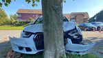 Rentner kracht in fünf Autos und einen Baum