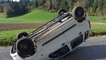 Autofahrer gerät ins Schleudern und landet auf Dach