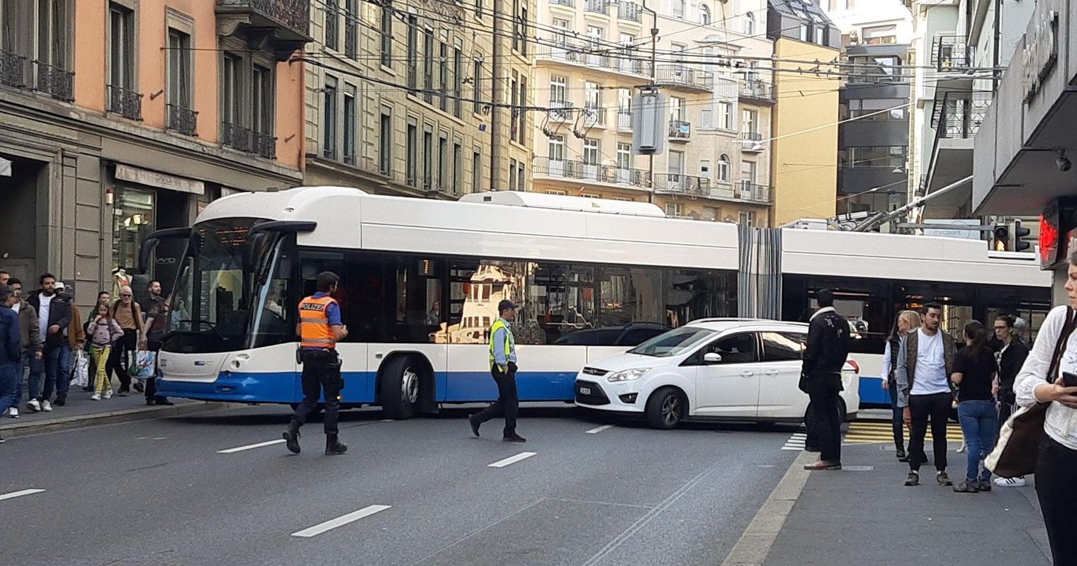 Bus blockiert Alpenstrasse –  Stau in der Stadt Luzern