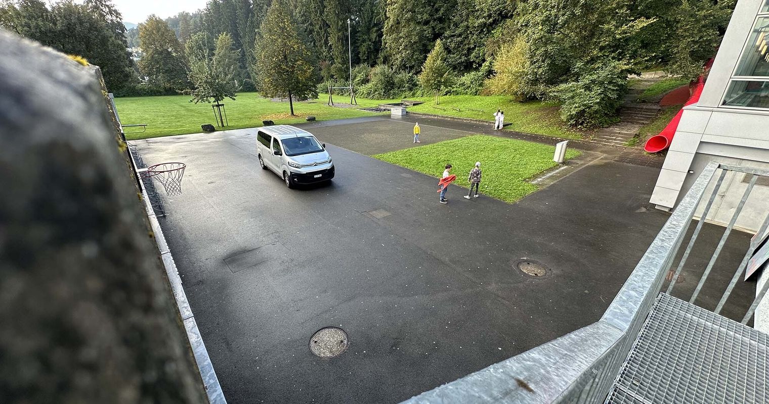 Autos statt Pausenplatz? Einwohnerrat kritisiert Kriens