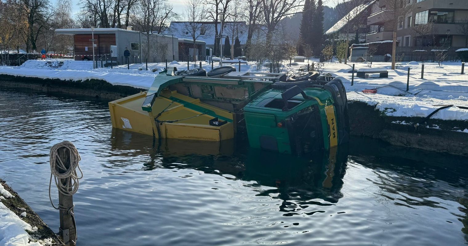 Rutschige Strasse: Lastwagen landet in der Lorze