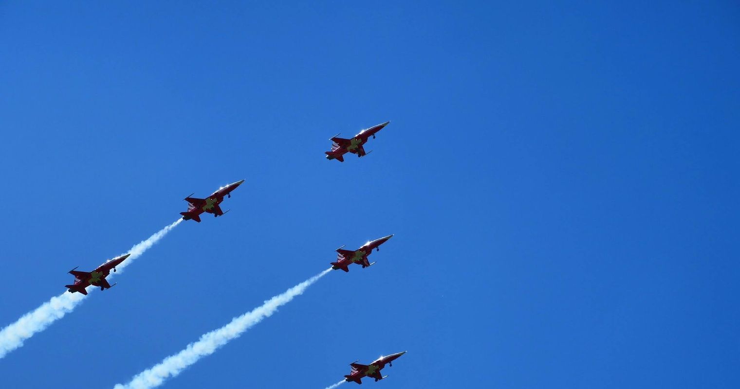Patrouille Suisse donnert wieder über Emmen