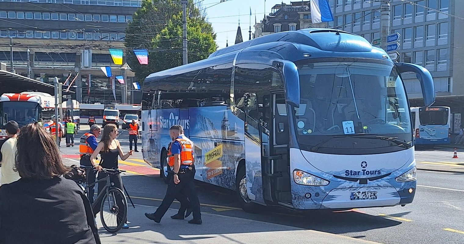 Reisecar kollidiert mit Velo – Verkehrschaos in Luzern