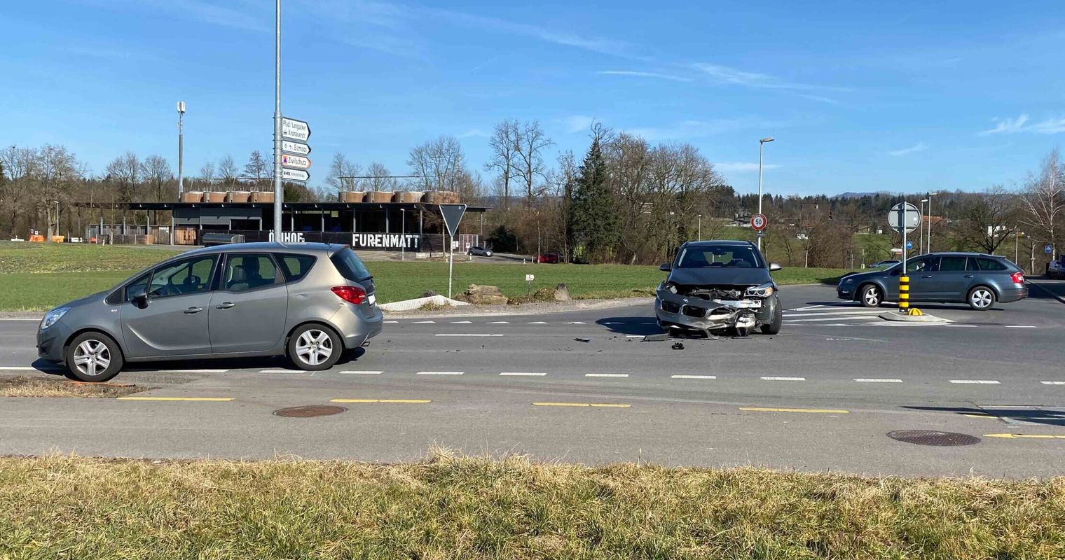 Cham: Zwei Autofahrer knallen auf Kreuzung ineinander