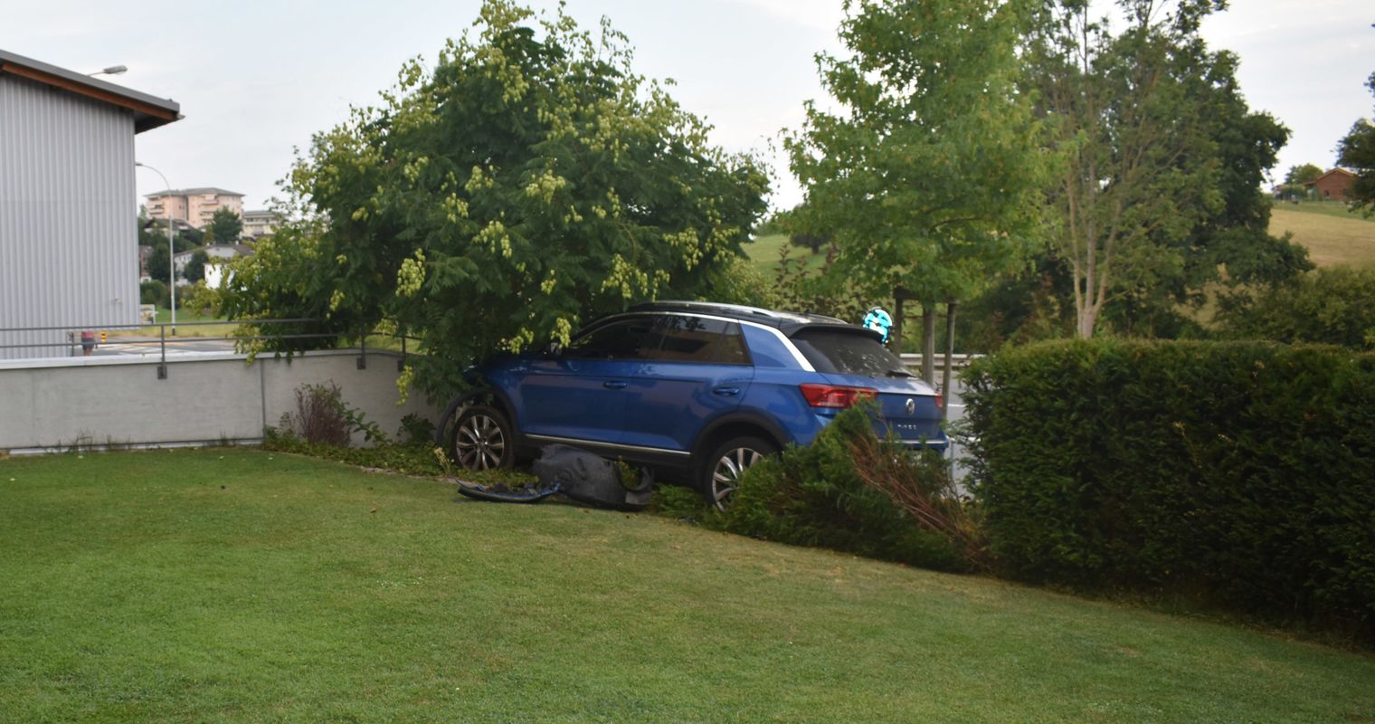 Betrunkene Autofahrerin fuhr durch Zaun in Garten