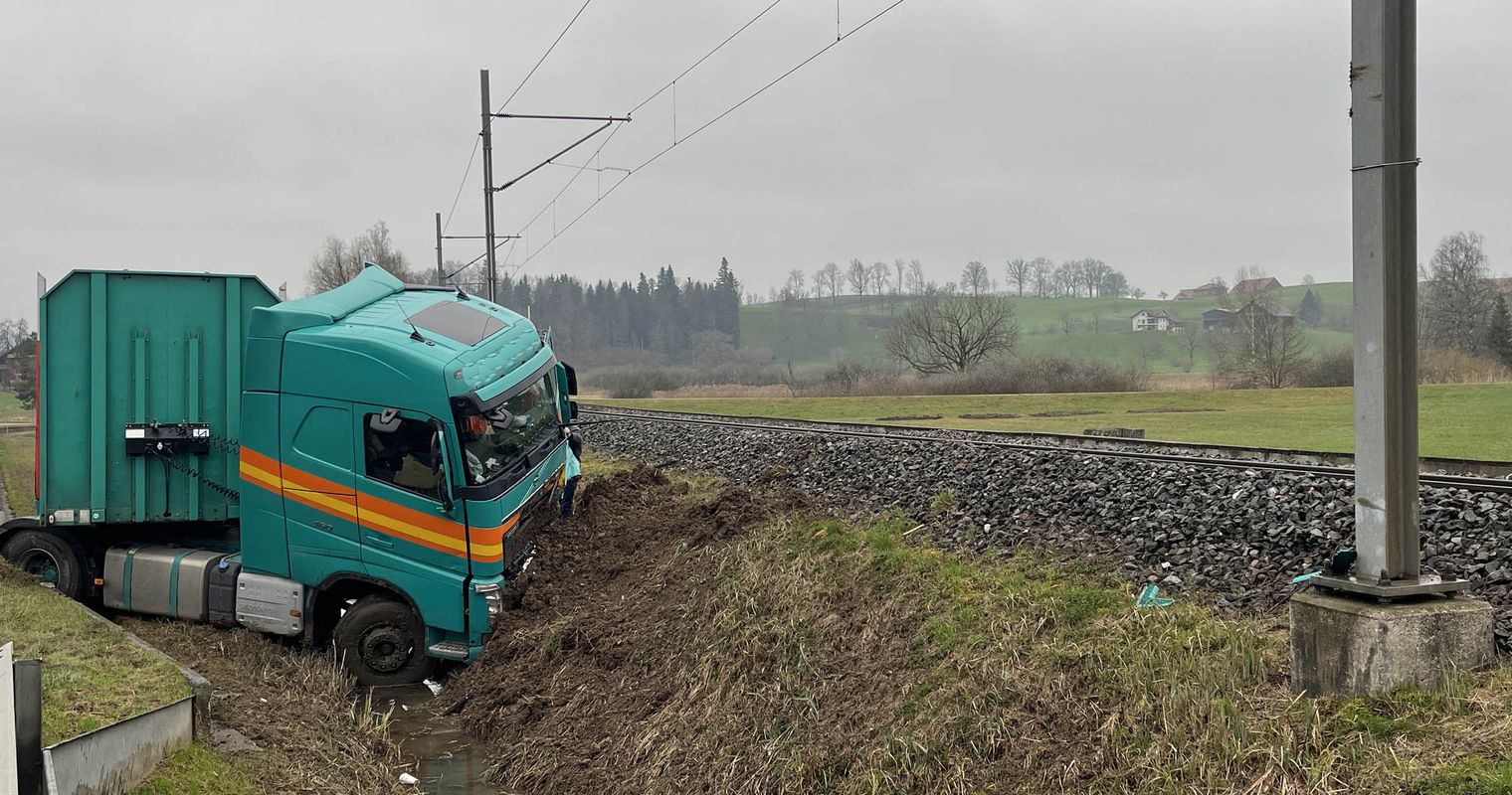 Lastwagen landet fast auf Bahngleisen