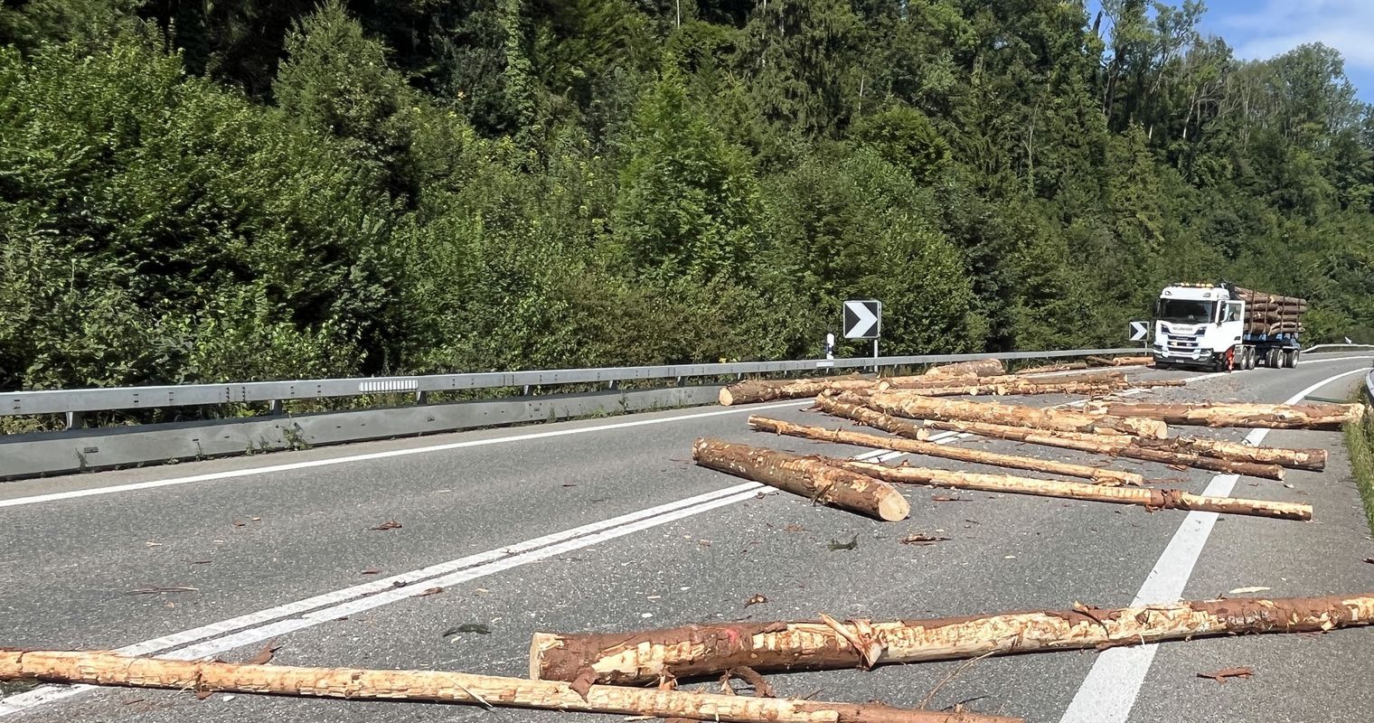 Lastwagen verliert Holzstämme – Strasse gesperrt