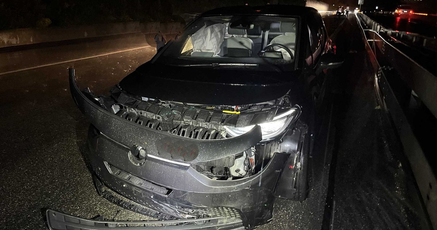A2: Autofahrer verliert Kontrolle und knallt in Leitplanke