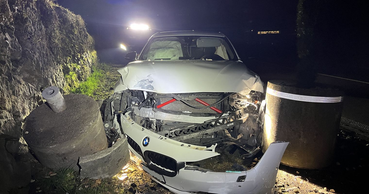 BMW-Fahrer (24) knallt in Betonblock