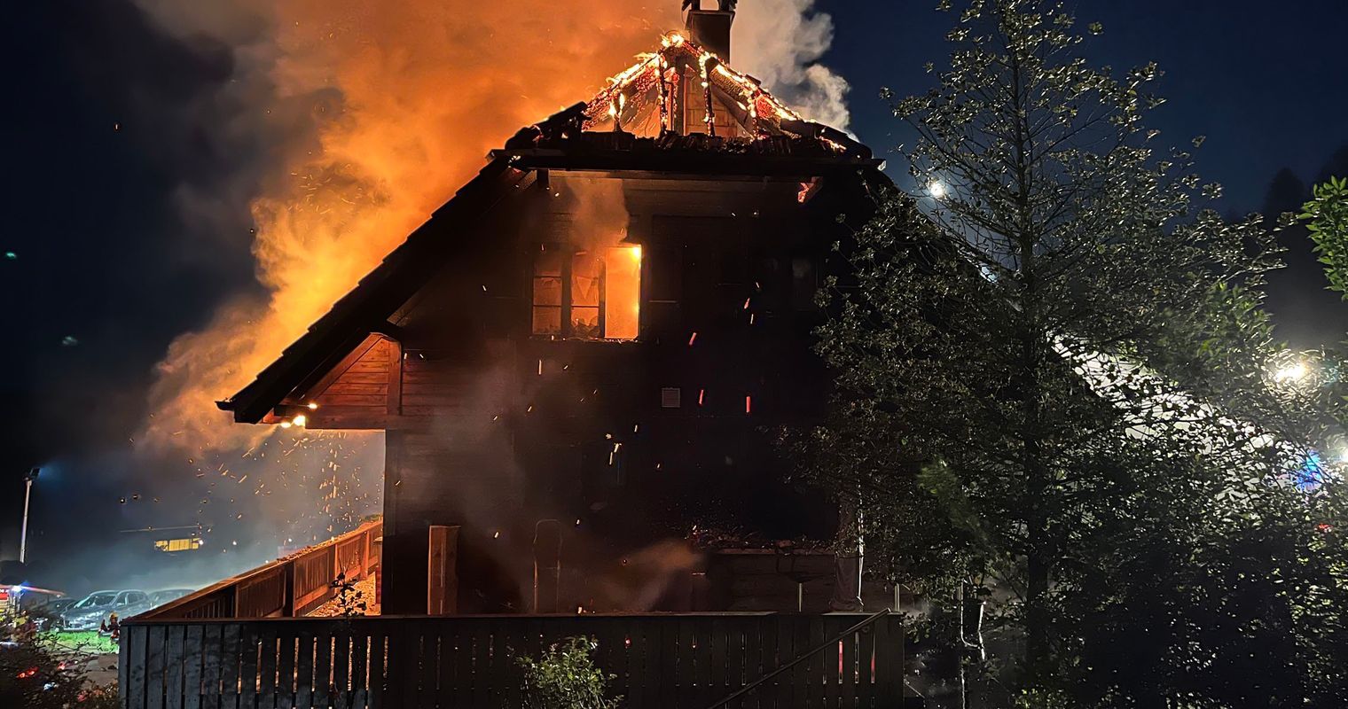 Zwei Häuser in Brand – Zwei Personen verletzt