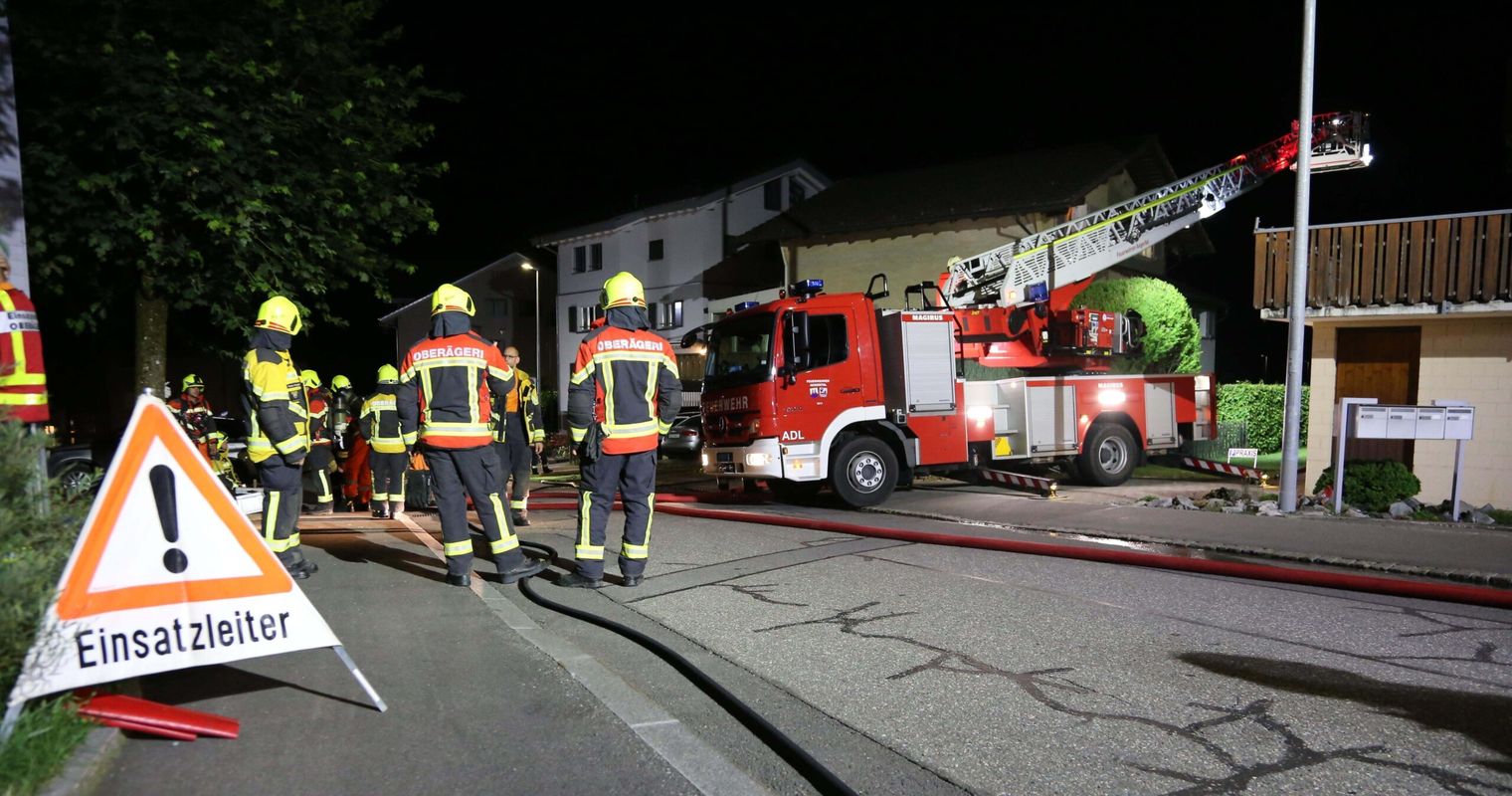 Feuerwehr Oberägeri rettet Mann aus qualmendem Haus