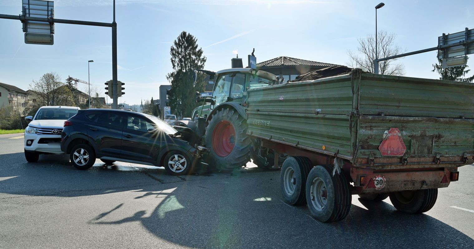 Inwil: Traktor und Auto prallen zusammen